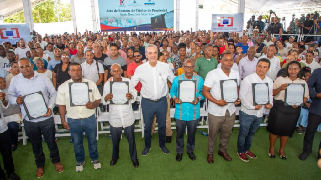 Presidente Abinader entrega 1,750 títulos de propiedad en Los Alcarrizos que benefician a unas 7,000 personas