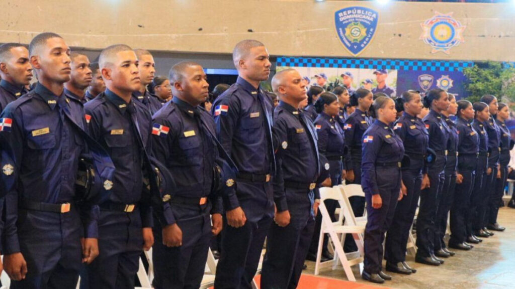 Más de 12,000 jóvenes son graduados en las escuelas de entrenamiento policial