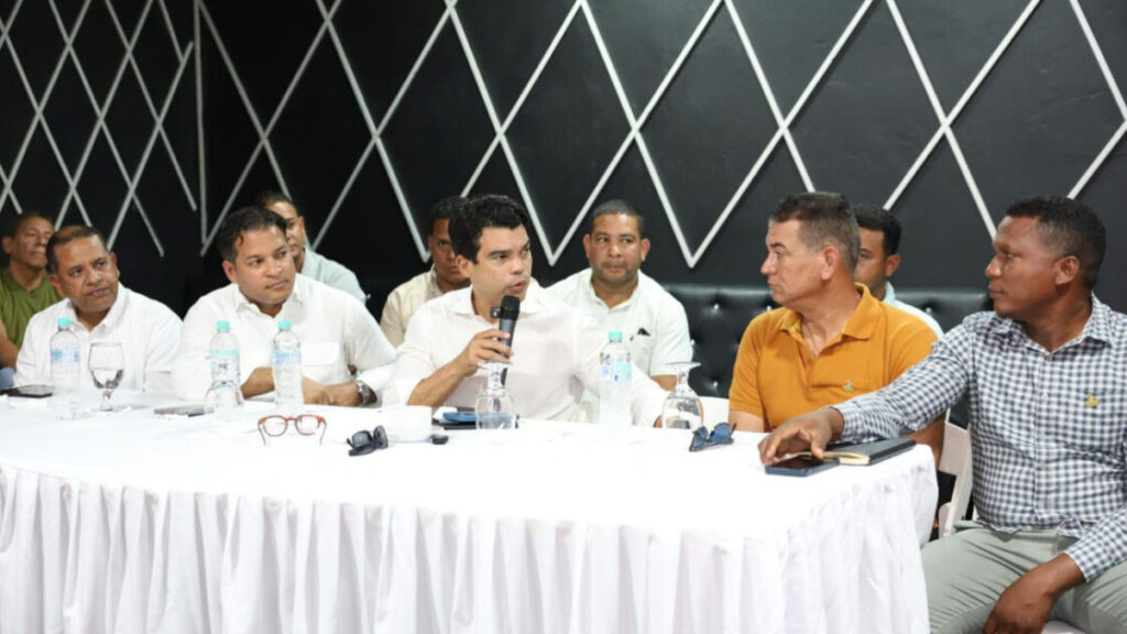 Director del Inapa anuncia soluciones de agua potable en encuentro con comunitarios de Matanzas, en Peravia