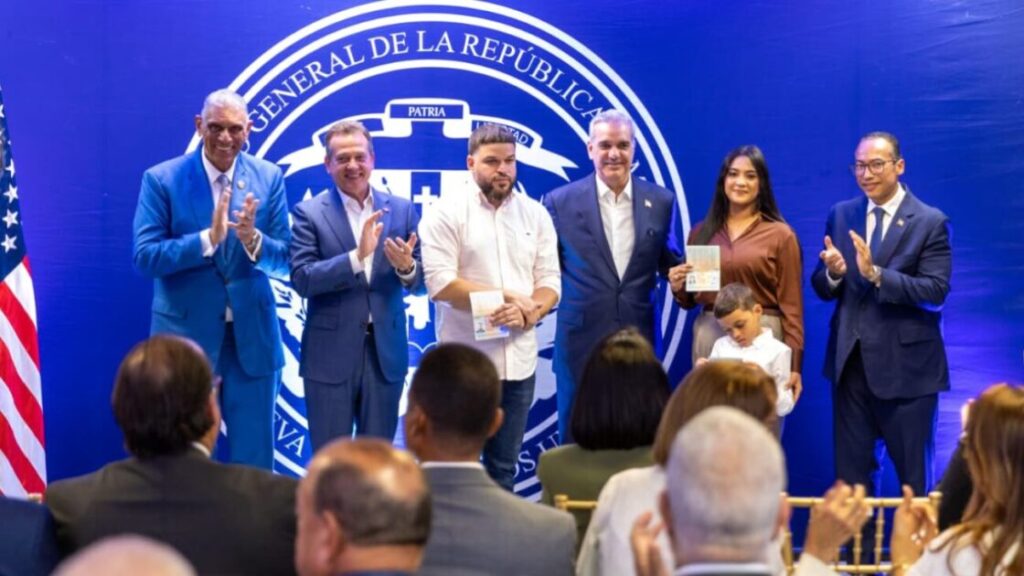 Presidente Luis Abinader inicia entrega oficial del pasaporte electrónico para dominicanos en Nueva York, Nueva Jersey y Boston