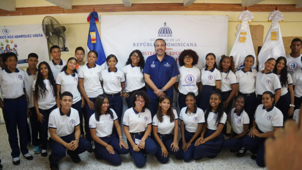Inefi entrega utilería deportiva y reacondiciona canchas en 30 centros educativos del GSD y San Cristóbal