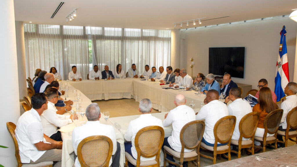 Presidente Luis Abinader, en su segundo día en Santiago, se reúne con Aprocovici, Amaprosan y Compromiso Santiago, además de otros importantes sectores