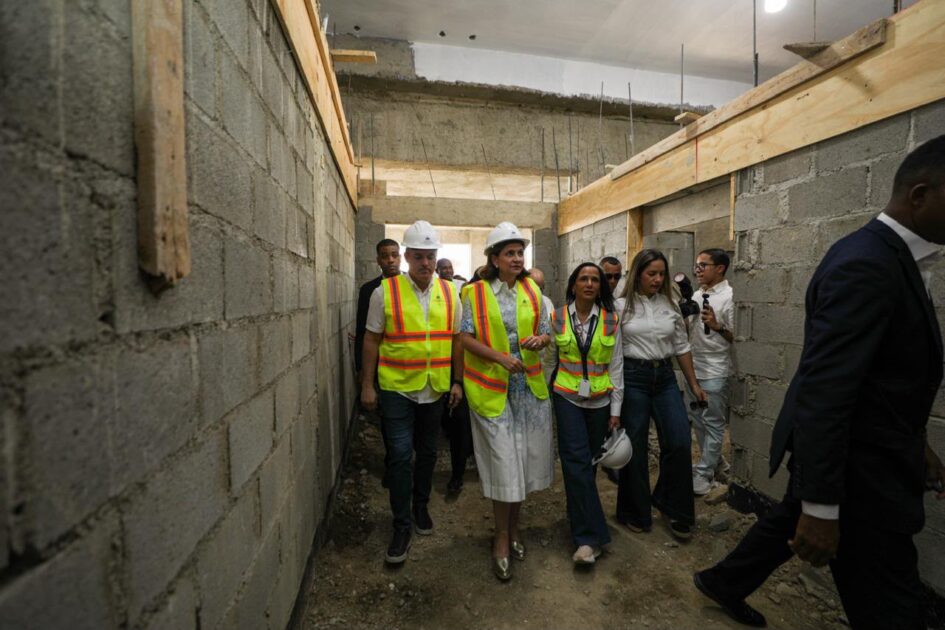 Vicepresidenta Raquel Peña supervisa construcción del Hospital Traumatológico Luis L. Bogaert en Mao