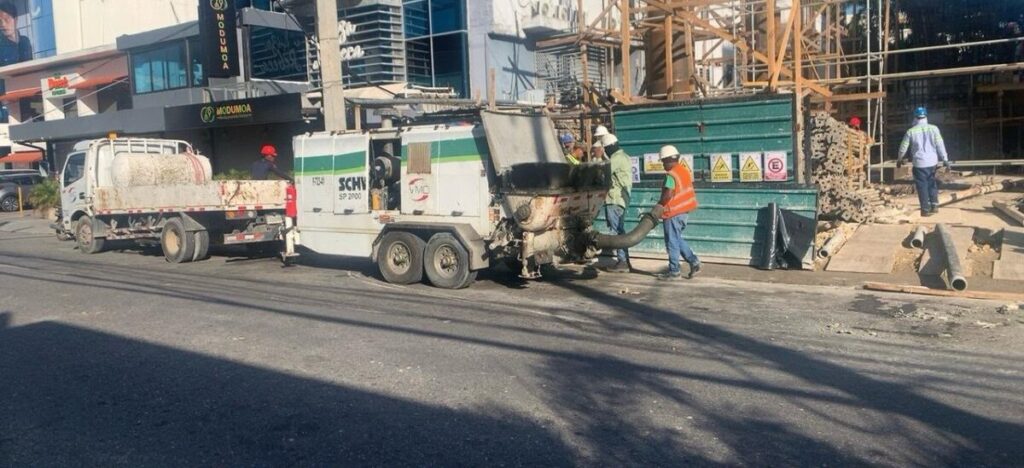 INTRANT multa a 15 empresas constructoras por obstrucción de la vía pública y uso de carril para vaciado de hormigón y disposición de materiales de construcción sin contar con el permiso correspondiente