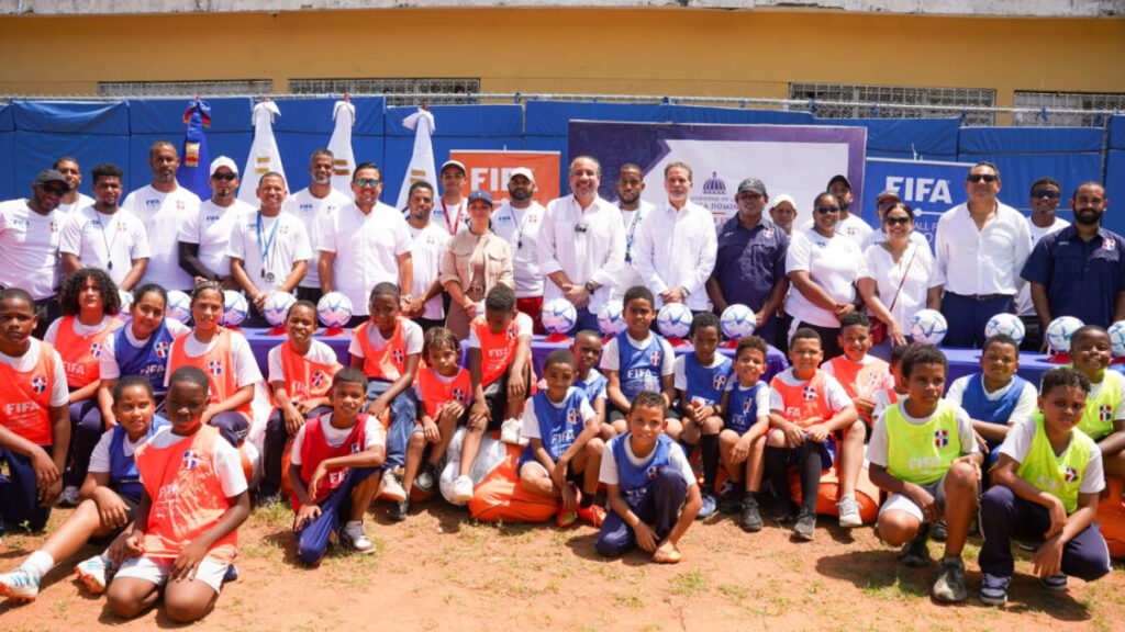 Inefi lleva utilería deportiva a escuelas de Pedernales y Puerto Plata