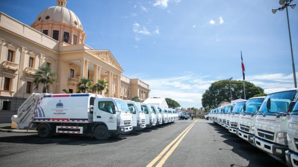 Gobierno entrega 50 camiones compactadores para fortalecer la recogida de basura y proteger la salud de la población
