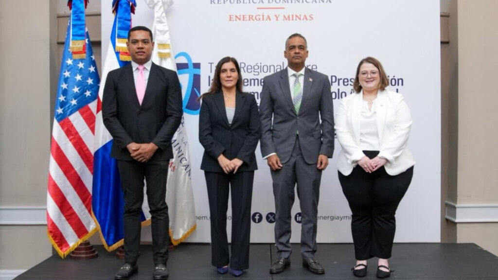 Ministro Santos destaca el interés del Gobierno en la implementación de la energía nuclear en el sistema eléctrico nacional