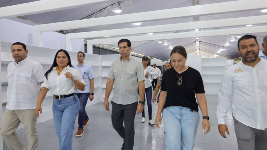 Ministro de Cultura Roberto Ángel Salcedo supervisa trabajos del montaje de la Feria Internacional del Libro Santo Domingo 2026