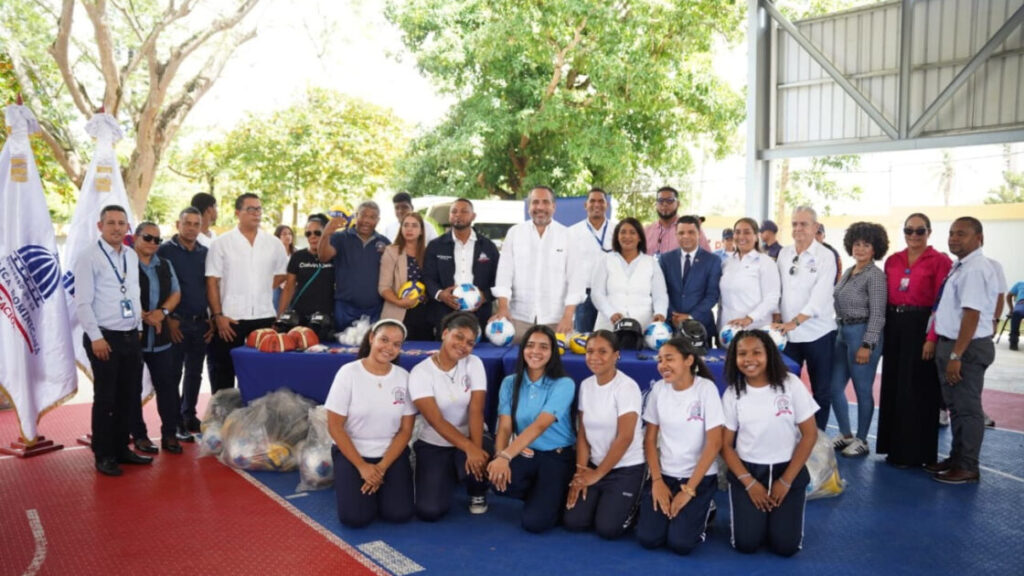 Inefi fortalece la educación física y el deporte escolar en más de 20 escuelas del Cibao con utilería deportiva; inicia la entrega de 5000 kits de trabajo para docentes