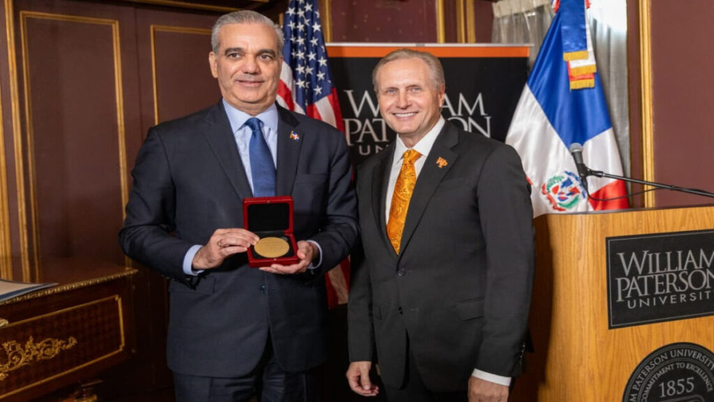 Presidente Luis Abinader recibe la Medalla Presidencial de William Paterson University, el más alto honor otorgado por esa casa de estudios