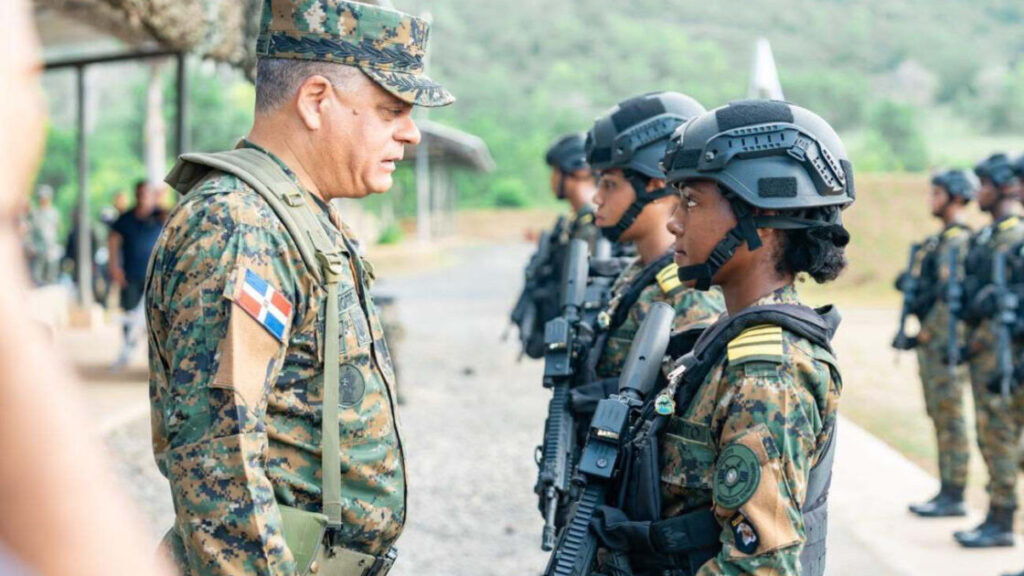 Ministerio de Defensa gradúa cadetes especializados en operaciones tácticas en áreas urbanizadas