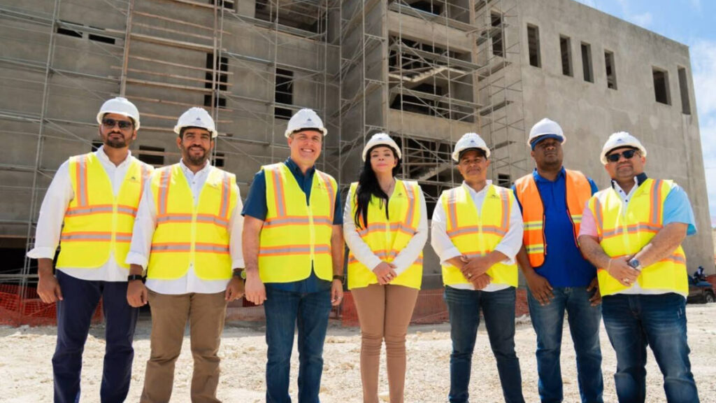 Ministro Jean Luis Rodríguez y procuradora Yeni Berenice Reynoso supervisan construcción de la Ciudad Judicial de Santo Domingo Oeste