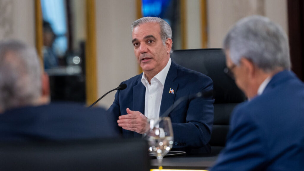 Presidente Luis Abinader mantiene a raya el alza de combustibles y absorbe hasta 200 pesos por galón en el transporte