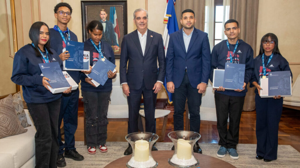 Presidente Luis Abinader recibe en Palacio Nacional a jóvenes dominicanos que rompieron récord mundial de lectura