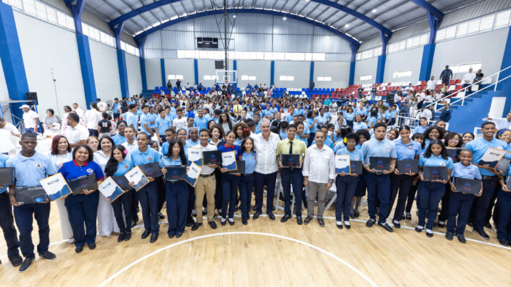 El presidente Luis Abinader reafirmó el compromiso del Gobierno con la mejora de las infraestructura y el equipamiento de los centros educativos del país