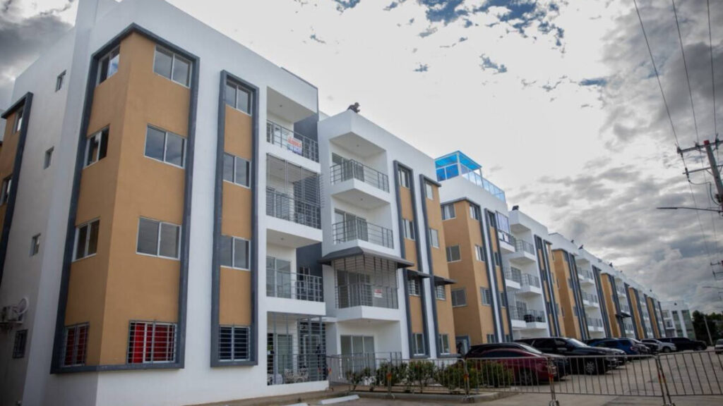 Presidente Luis Abinader entrega 97 apartamentos que beneficiarán a más de 300 personas en el residencial Las Acacias I, en Santo Domingo Este