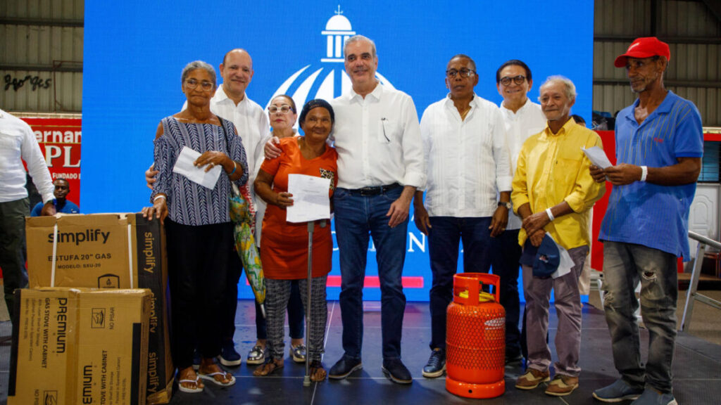 Más de 9,000 hogares en Santiago son impactados con entrega de enseres, soluciones habitacionales y asistencia alimentaria a familias vulnerables