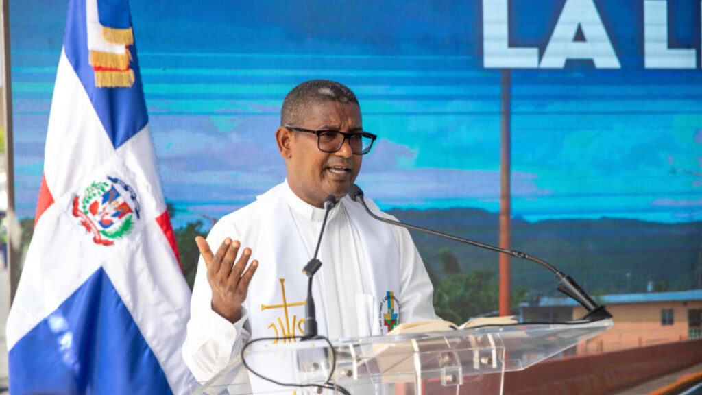 Padre Joaquín Pérez: “Puente sobre el río La Leonora se veía imposible, pero está hecho porque hay voluntad del presidente Abinader de ayudar a un pueblo que lo necesita”