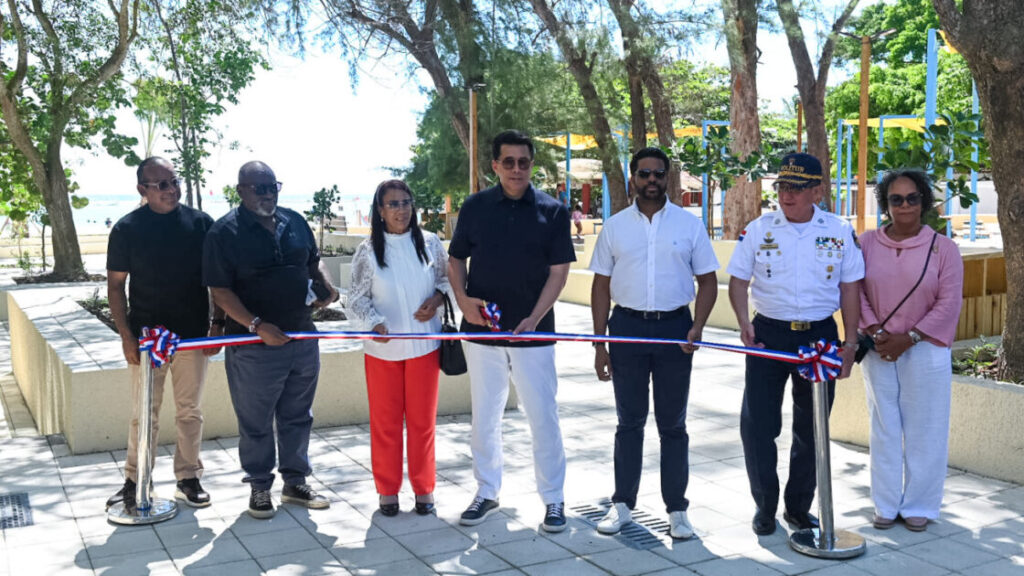 Ministro de Turismo entrega 3 parques y una iglesia remozada en Boca Chica