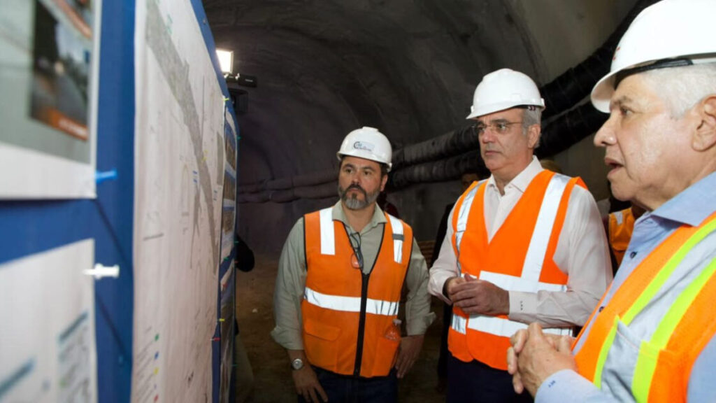 Presidente Luis Abinader supervisa túnel pluvial de la avenida Luperón que se construye con fondos de Aerodom, para evitar inundaciones en la zona