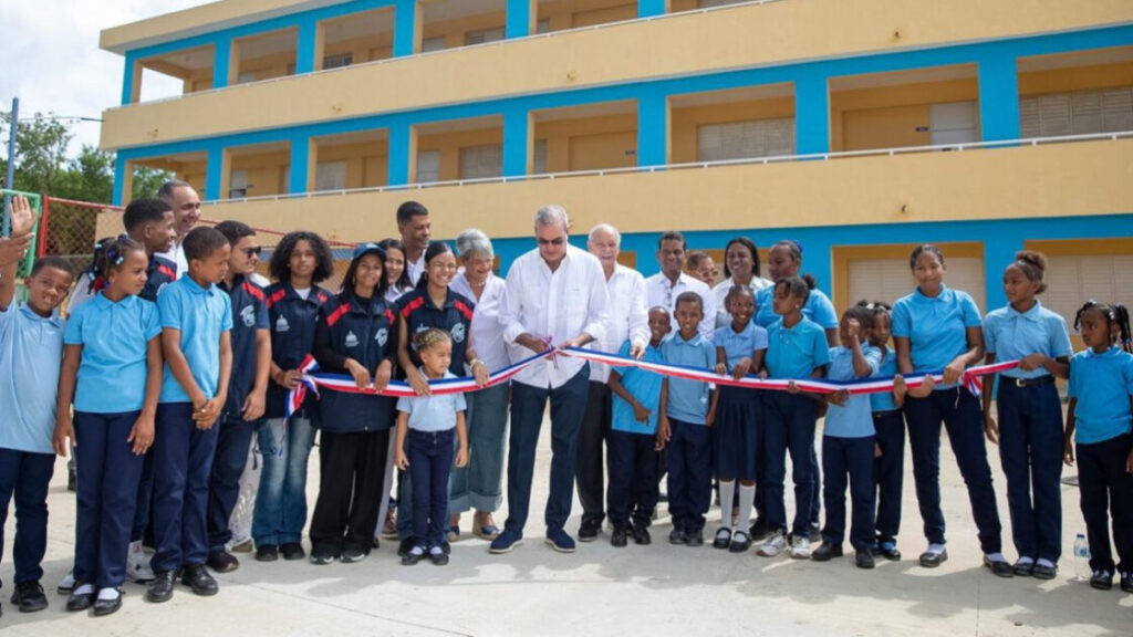 Presidente Luis Abinader entrega Escuela Básica Maestra Altagracia Hernández y la Escuela Primaria Profesor César Agustín González