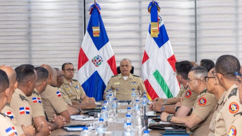 Ministro de Defensa encabeza reuniones estratégicas con altos mandos militares para fortalecer capacidades institucionales y revisar planes de seguridad y defensa nacional