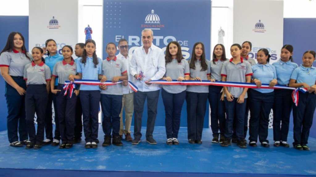 Presidente Luis Abinader entrega techado de centro educativo para beneficio 665 estudiantes y munícipes de Rancho Arriba