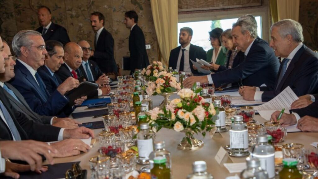 Presidente Luis Abinader llama a empresarios italianos a invertir en República Dominicana y destaca complementariedad económica entre ambos países