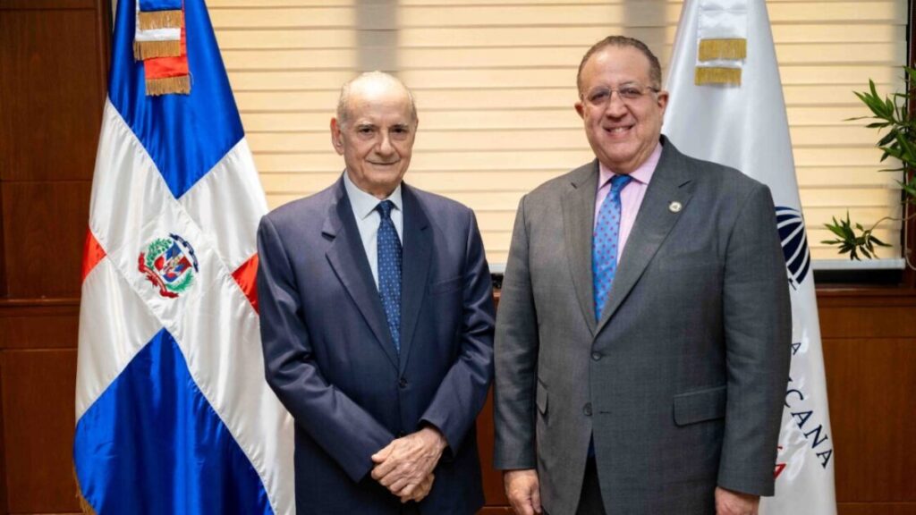 Ministro Magín Díaz juramenta a Quico Tabar como nuevo director general transitorio de Juegos de Azar