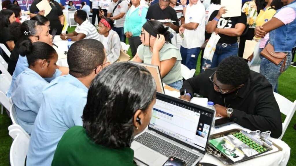 Miles de personas acuden a la jornada de empleos turísticos del Ministerio de Trabajo en La Romana