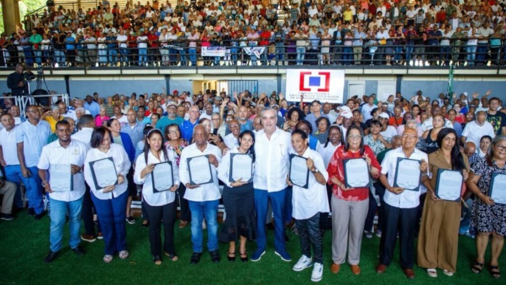 Presidente Luis Abinader entrega 1,500 títulos que dan seguridad jurídica a 6,000 personas en El Almirante II