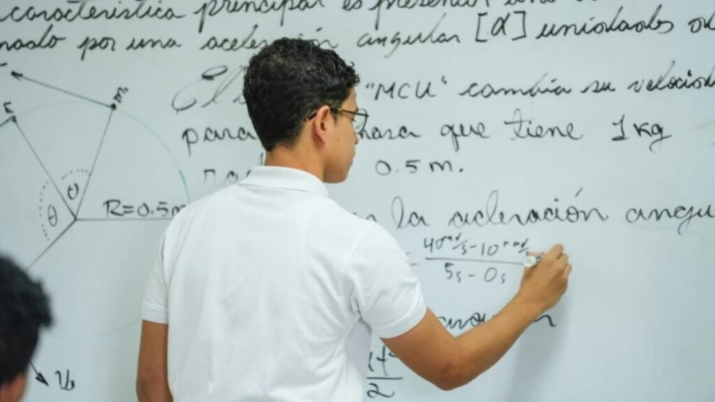 Gobierno reconoce como Estudiantes de la Semana a Kender Soto y Rafael Ureña, destacados en olimpiadas nacionales e internacionales