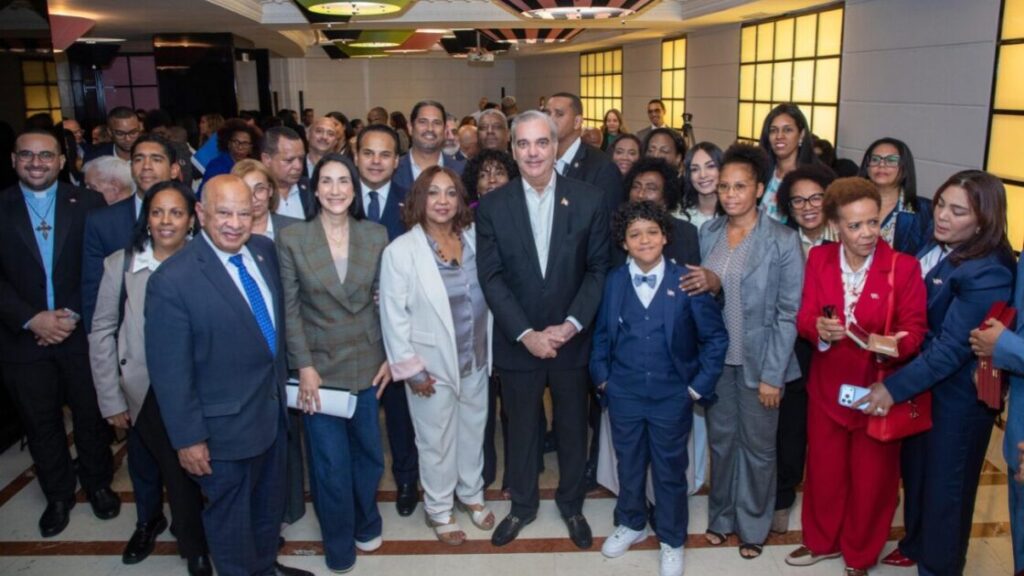 Presidente Luis Abinader se reúne con la diáspora en Italia y anuncia recursos para establecer una Casa de la Cultura Dominicana