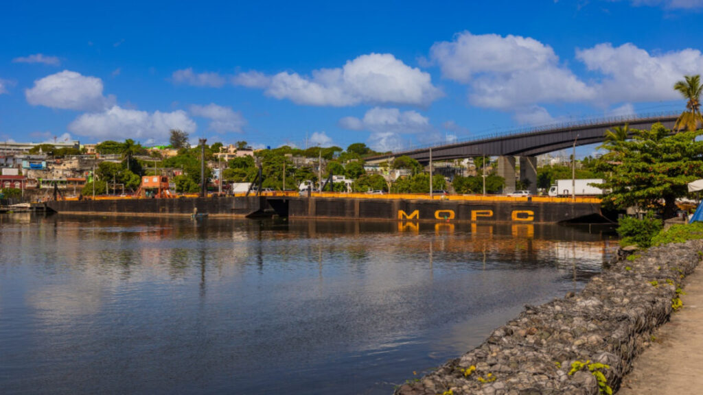 MOPC cerrará provisionalmente el puente flotante este sábado por paso de embarcación