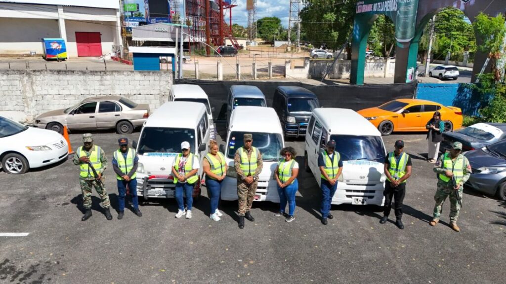 INTRANT retiene vehículos a haitianos que ofrecían servicios ilegalmente en Ciudad Juan Bosch