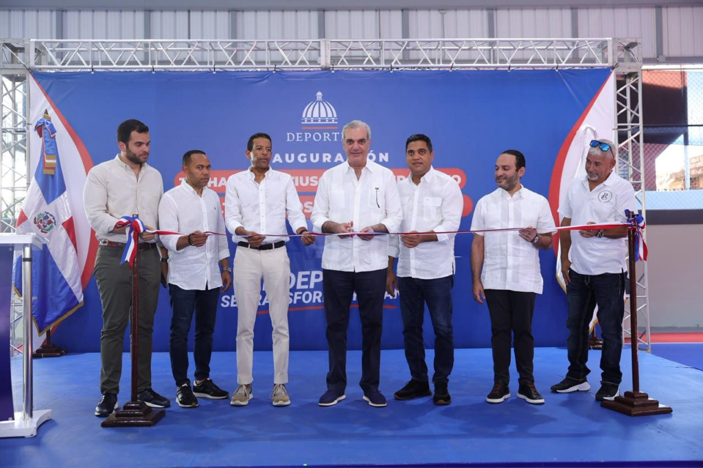 Presidente Luis Abinader y ministro Kelvin Cruz entregan multiuso del Club Los Restauradores