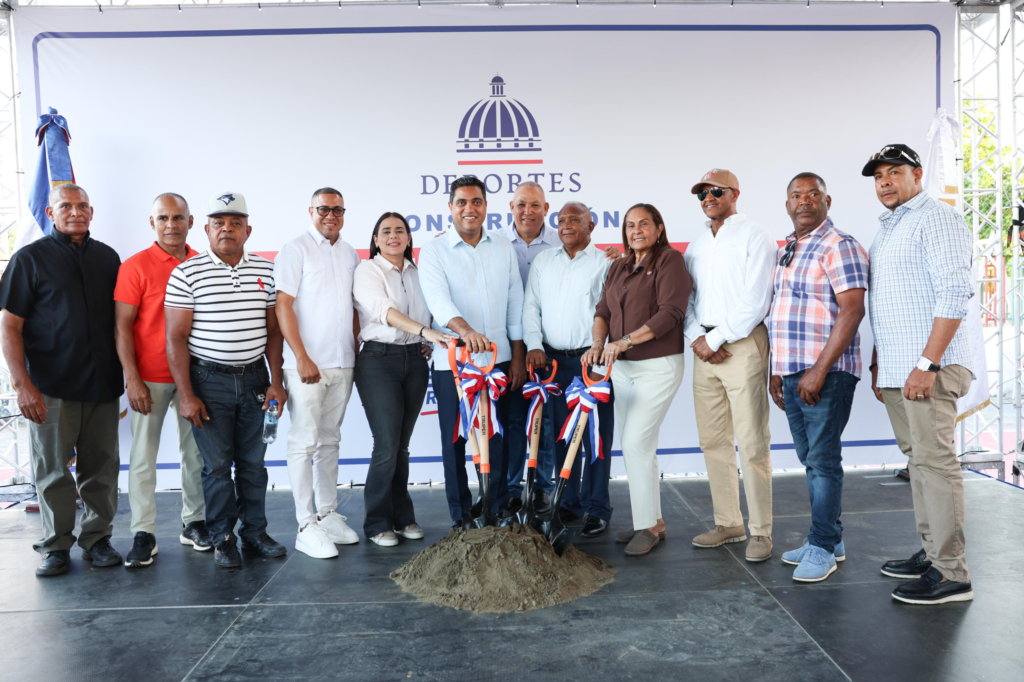 Ministro Kelvin Cruz inicia construcción de techado multiuso en Hostos, Prov. Duarte.