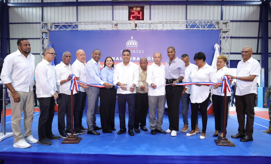 Kelvin Cruz entrega techado multiuso Óscar Santana en el Ensanche Espaillat