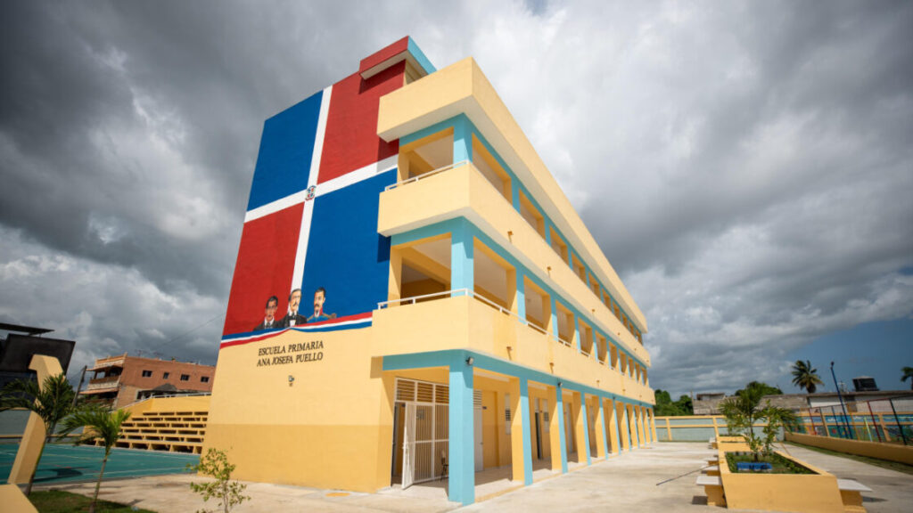 Presidente Luis Abinader inaugura dos escuelas básicas que recibirán más de 1,400 estudiantes en Cancino Adentro y Los Guaricanos