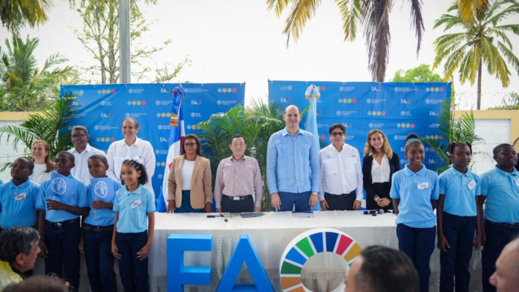 Director general de la FAO visita escuela modelo de Monte Plata que impulsa la alimentación sostenible