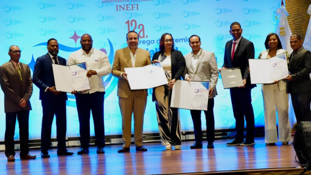 Inefi reconoce labor de docentes con Medalla al Mérito Magisterial en Educación Física 2026