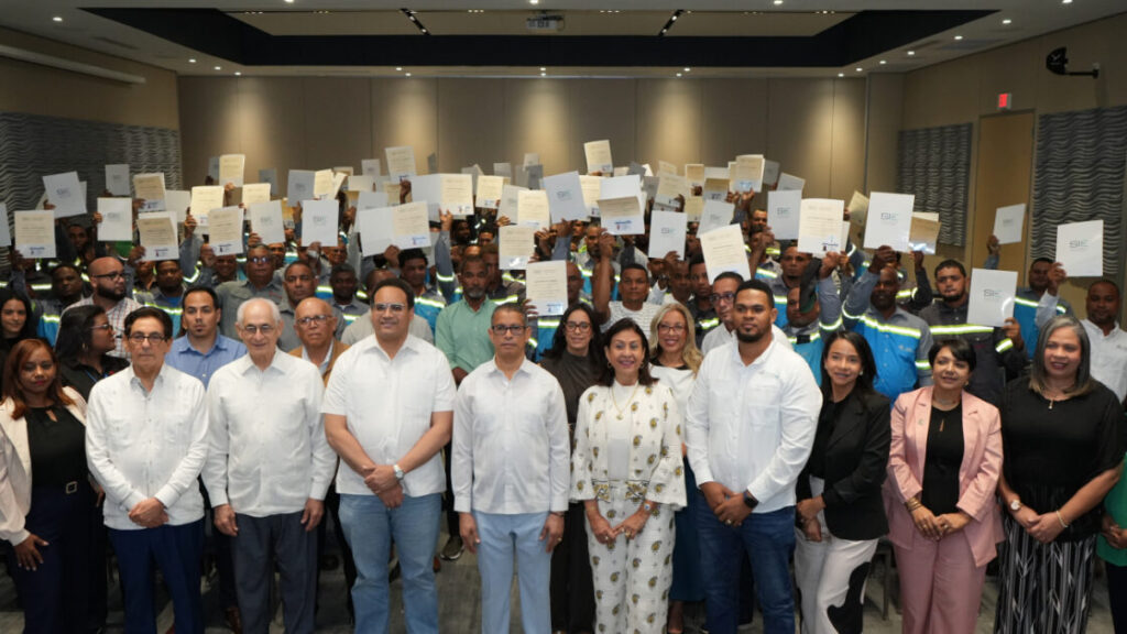 Infotep certifica competencias laborales de 158 electricistas y la SIE entrega licencias a 99 trabajadores